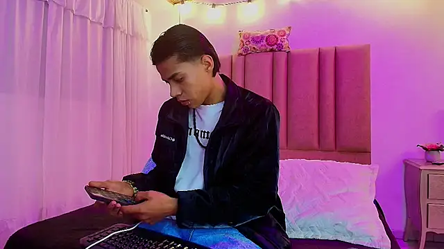 Snapshot of camilo_nom chatting on 10-22-25, 05:08 camilo nom online show from 10-22-25, 05:08