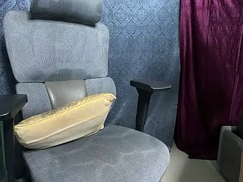 Snapshot of YoursSuku chatting on 10-23-25, 08:07 YoursSuku online show from 10-23-25, 08:07