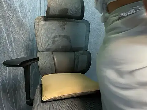 Snapshot of YoursSuku chatting on 11-01-25, 10:01 YoursSuku online show from 11-01-25, 10:01