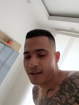 Snapshot of AndrewGmz chatting on 10-10-25, 06:18 AndrewGmz online show from 10-10-25, 06:18