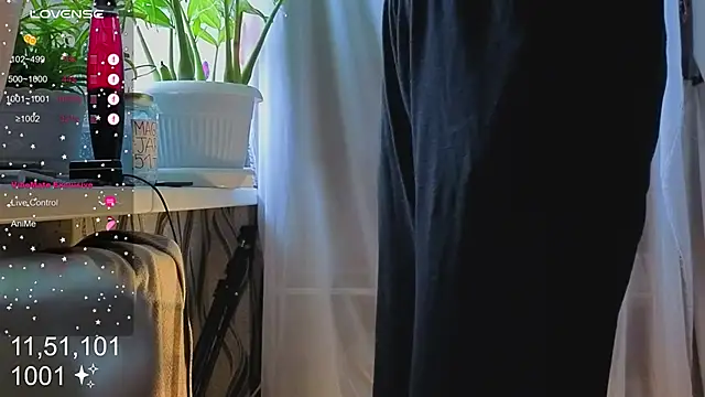 Snapshot of HoneyLem0n chatting on 10-21-25, 04:02 HoneyLem0n online show from 10-21-25, 04:02