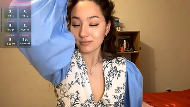 Snapshot of Sakuravice chatting on 10-13-25, 02:06 Sakuravice online show from 10-13-25, 02:06