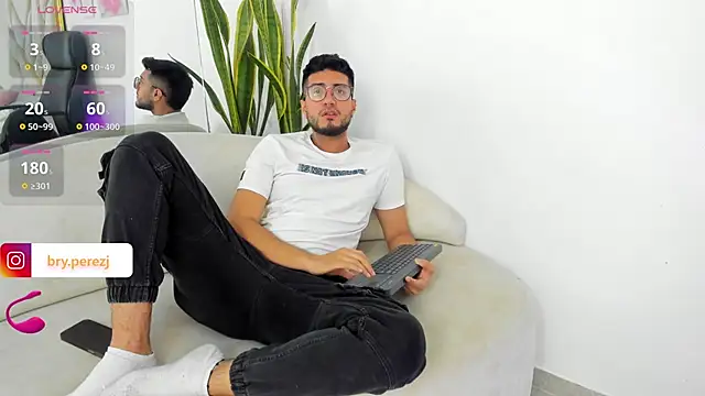 Snapshot of bryXonStorm chatting on 09-10-25, 11:38 bryXonStorm online show from 09-10-25, 11:38