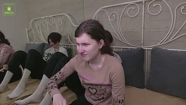 Snapshot of ViviaraNGendy chatting on 10-11-25, 10:47 ViviaraNGendy online show from 10-11-25, 10:47