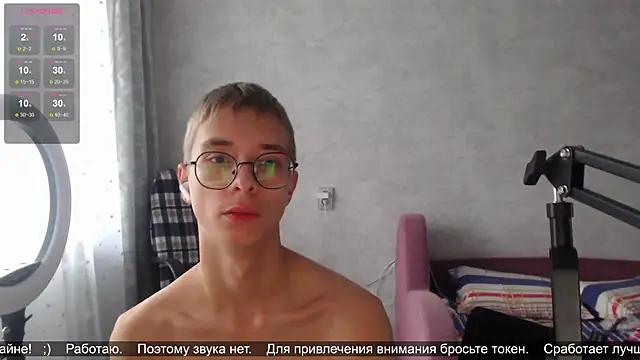 Snapshot of glasses_cat chatting on 10-17-25, 01:25 glasses cat online show from 10-17-25, 01:25