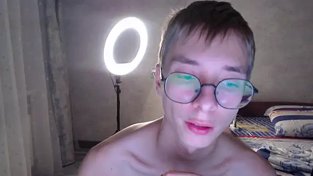 Snapshot of glasses_cat chatting on 11-11-25, 09:59 glasses cat online show from 11-11-25, 09:59