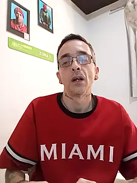 Snapshot of dinho_carioca chatting on 09-09-25, 02:05 dinho carioca online show from 09-09-25, 02:05