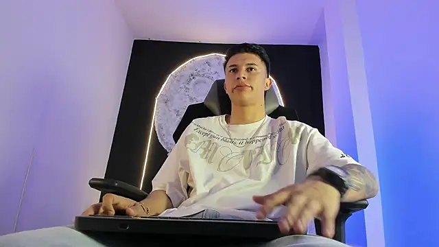 liaamsmiith  online show from 11-03-25, 12:28