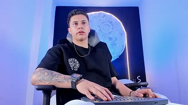 liaamsmiith  online show from 11-09-25, 12:14