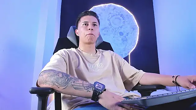 liaamsmiith  online show from 11-11-25, 12:27