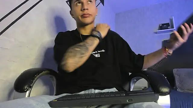 liaamsmiith  online show from 12-17-25, 12:44