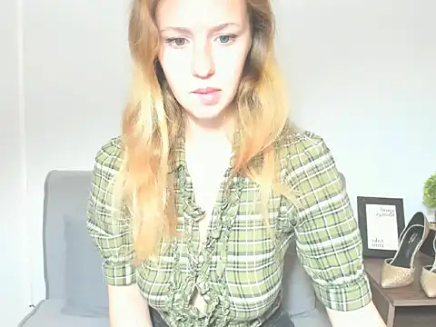 LyraHotty online show from 10-18-25, 04:26