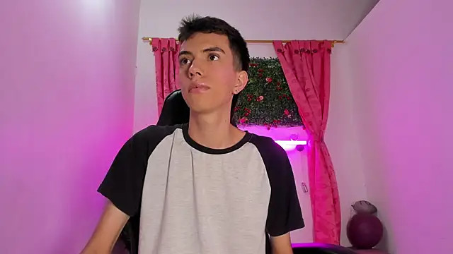 Snapshot of dylan_202520_ chatting on 09-30-25, 11:37 dylan 202520 online show from 09-30-25, 11:37