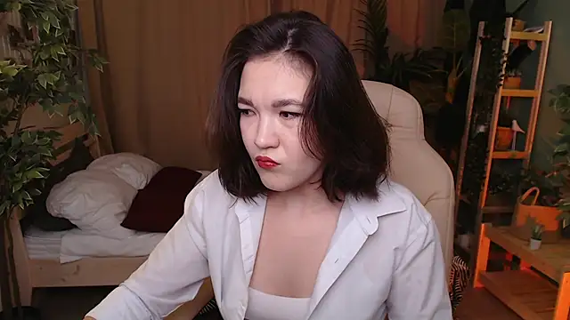 Halle Berrry online show from 11-19-25, 02:06