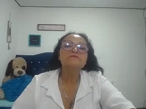 Snapshot of _Cristal chatting on 09-11-25, 02:17 Cristal online show from 09-11-25, 02:17