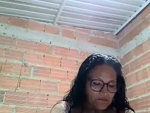 Snapshot of _Cristal chatting on 10-17-25, 12:36 Cristal online show from 10-17-25, 12:36