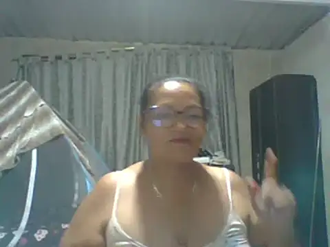 Snapshot of _Cristal chatting on 10-19-25, 02:56 Cristal online show from 10-19-25, 02:56