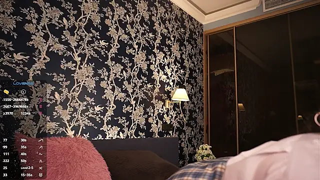 LakeshiaVodopich online show from 12-21-25, 07:43