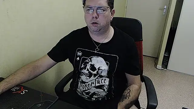 Snapshot of blueandwhite1 chatting on 12-05-24, 03:39 blueandwhite1 online show from 12-05-24, 03:39