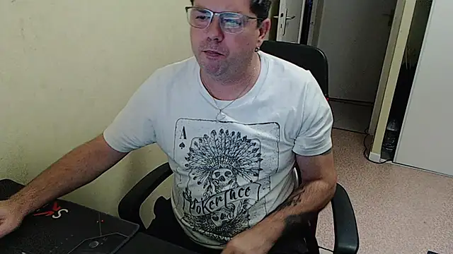 Snapshot of blueandwhite1 chatting on 12-10-24, 03:44 blueandwhite1 online show from 12-10-24, 03:44