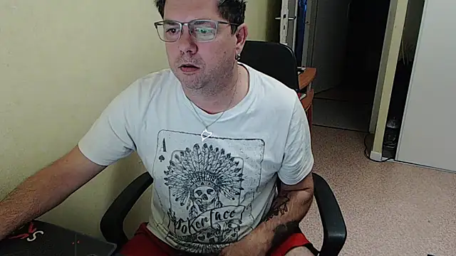 Snapshot of blueandwhite1 chatting on 12-11-24, 08:04 blueandwhite1 online show from 12-11-24, 08:04