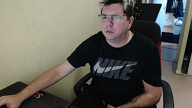 Snapshot of blueandwhite1 chatting on 12-17-24, 03:28 blueandwhite1 online show from 12-17-24, 03:28