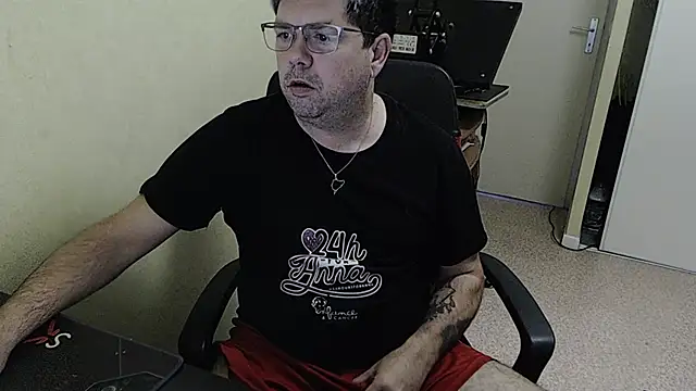 Snapshot of blueandwhite1 chatting on 12-20-24, 03:31 blueandwhite1 online show from 12-20-24, 03:31