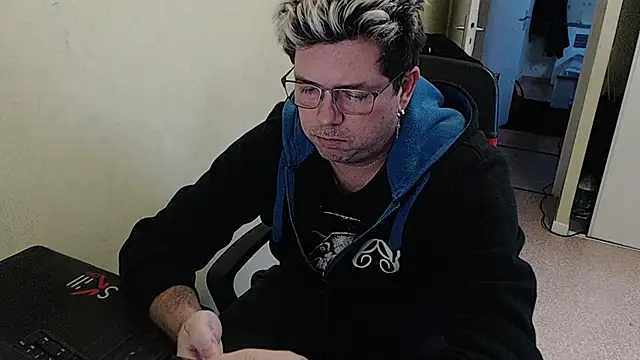 Snapshot of blueandwhite1 chatting on 12-31-24, 04:35 blueandwhite1 online show from 12-31-24, 04:35