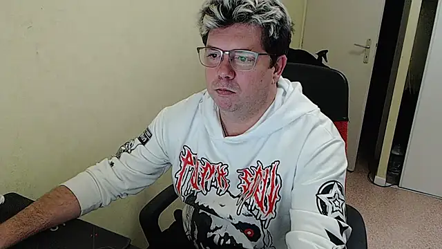 Snapshot of blueandwhite1 chatting on 01-06-25, 05:38 blueandwhite1 online show from 01-06-25, 05:38