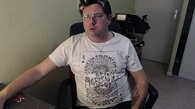 Snapshot of blueandwhite1 chatting on 01-07-25, 03:33 blueandwhite1 online show from 01-07-25, 03:33