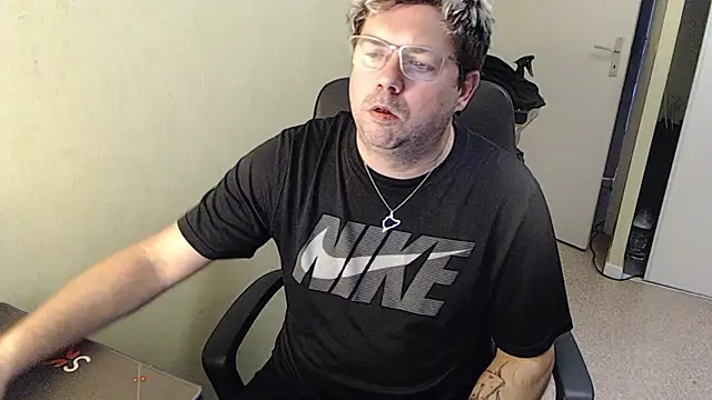 Snapshot of blueandwhite1 chatting on 01-10-25, 03:37 blueandwhite1 online show from 01-10-25, 03:37