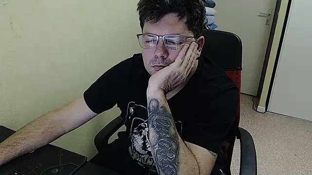 Snapshot of blueandwhite1 chatting on 02-04-25, 09:31 blueandwhite1 online show from 02-04-25, 09:31