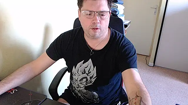 Snapshot of blueandwhite1 chatting on 02-05-25, 03:20 blueandwhite1 online show from 02-05-25, 03:20