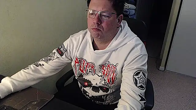 Snapshot of blueandwhite1 chatting on 02-08-25, 10:40 blueandwhite1 online show from 02-08-25, 10:40