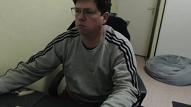 Snapshot of blueandwhite1 chatting on 03-07-25, 08:44 blueandwhite1 online show from 03-07-25, 08:44