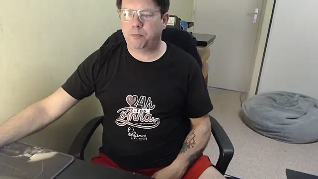 Snapshot of blueandwhite1 chatting on 03-08-25, 08:44 blueandwhite1 online show from 03-08-25, 08:44