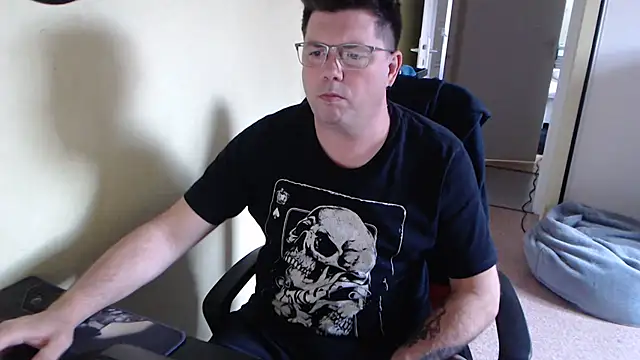 Snapshot of blueandwhite1 chatting on 03-11-25, 03:34 blueandwhite1 online show from 03-11-25, 03:34