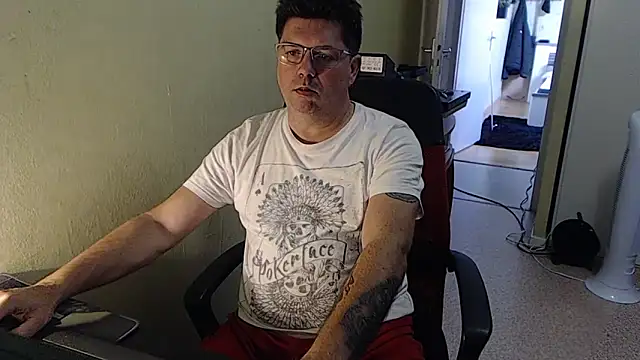 Snapshot of blueandwhite1 chatting on 09-27-25, 07:57 blueandwhite1 online show from 09-27-25, 07:57