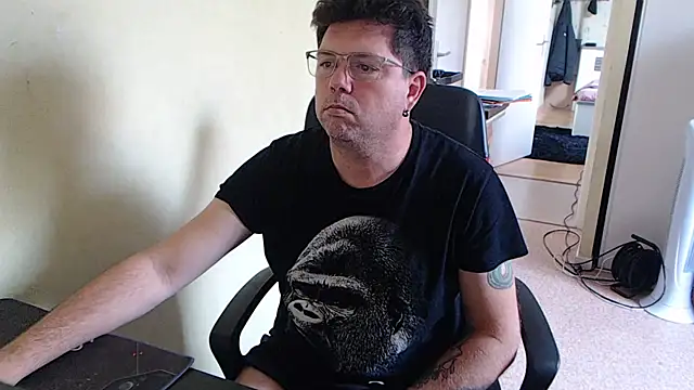 Snapshot of blueandwhite1 chatting on 10-09-25, 02:48 blueandwhite1 online show from 10-09-25, 02:48