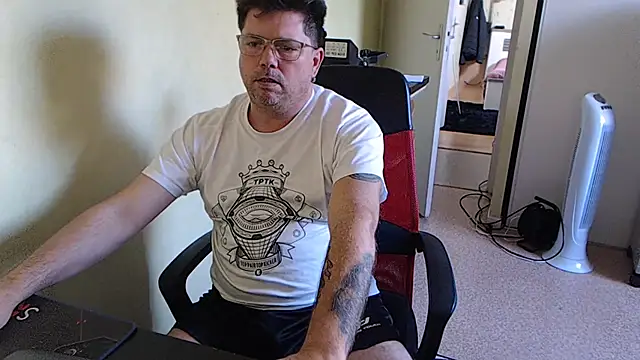 Snapshot of blueandwhite1 chatting on 10-18-25, 09:21 blueandwhite1 online show from 10-18-25, 09:21