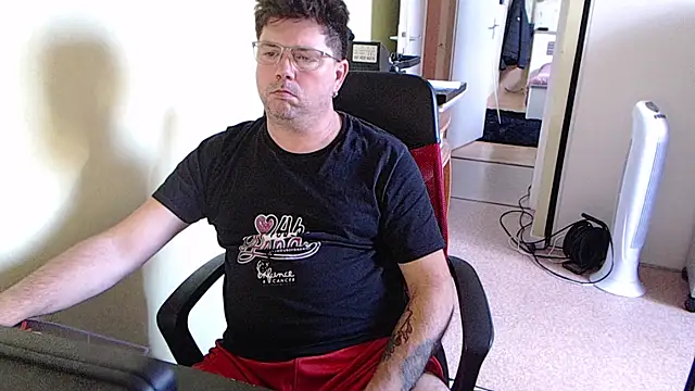 Snapshot of blueandwhite1 chatting on 10-24-25, 02:46 blueandwhite1 online show from 10-24-25, 02:46