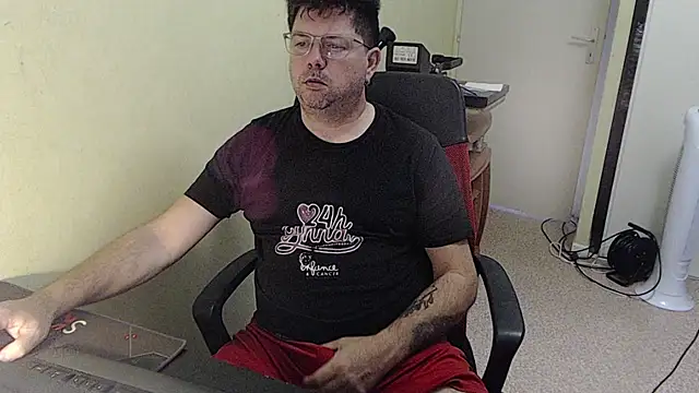 Snapshot of blueandwhite1 chatting on 10-25-25, 07:27 blueandwhite1 online show from 10-25-25, 07:27