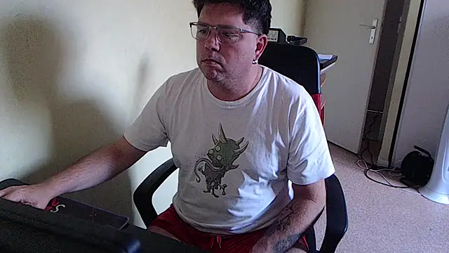 Snapshot of blueandwhite1 chatting on 11-04-25, 03:33 blueandwhite1 online show from 11-04-25, 03:33