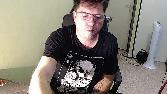 Snapshot of blueandwhite1 chatting on 11-12-25, 08:59 blueandwhite1 online show from 11-12-25, 08:59