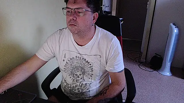 Snapshot of blueandwhite1 chatting on 11-13-25, 03:55 blueandwhite1 online show from 11-13-25, 03:55