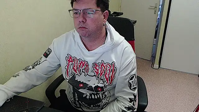 Snapshot of blueandwhite1 chatting on 11-18-25, 03:49 blueandwhite1 online show from 11-18-25, 03:49