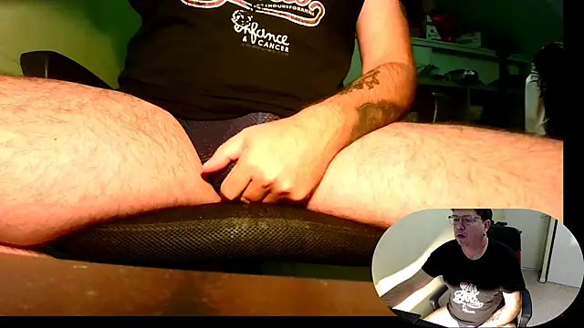 Snapshot of blueandwhite1 chatting on 11-19-25, 08:14 blueandwhite1 online show from 11-19-25, 08:14