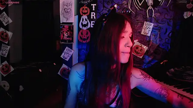 Snapshot of lilithword chatting on 10-19-25, 01:12 lilithword online show from 10-19-25, 01:12
