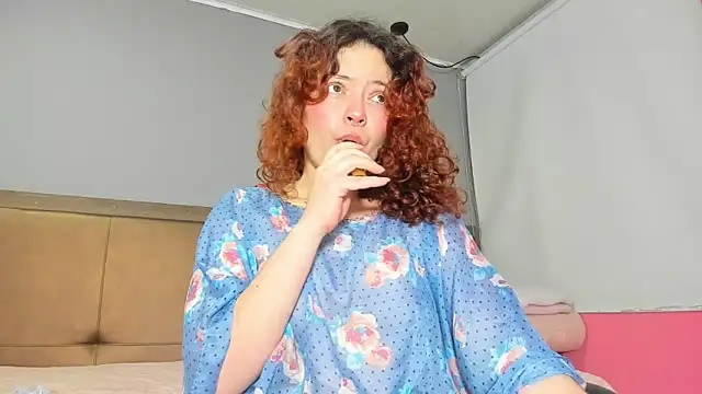 Snapshot of SamLuxuri chatting on 10-15-25, 01:28 SamLuxuri online show from 10-15-25, 01:28