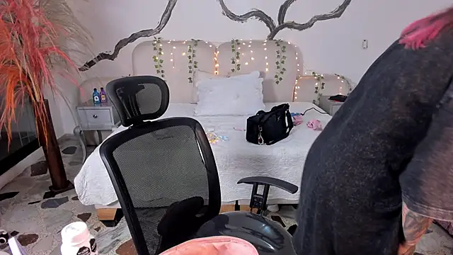 SarahCastro1  online show from 10-01-25, 05:02